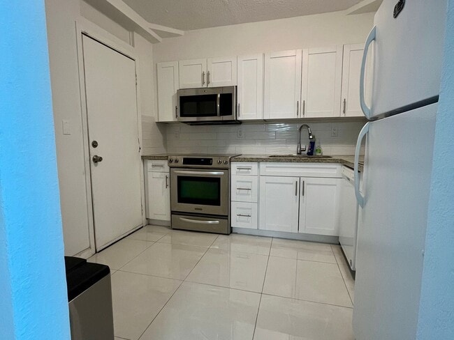 Building Photo - 1 Bed/1.5 Bath Condo in Miami