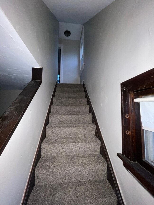 Building Photo - Updated 3 bedroom 1 bathroom in Cleveland