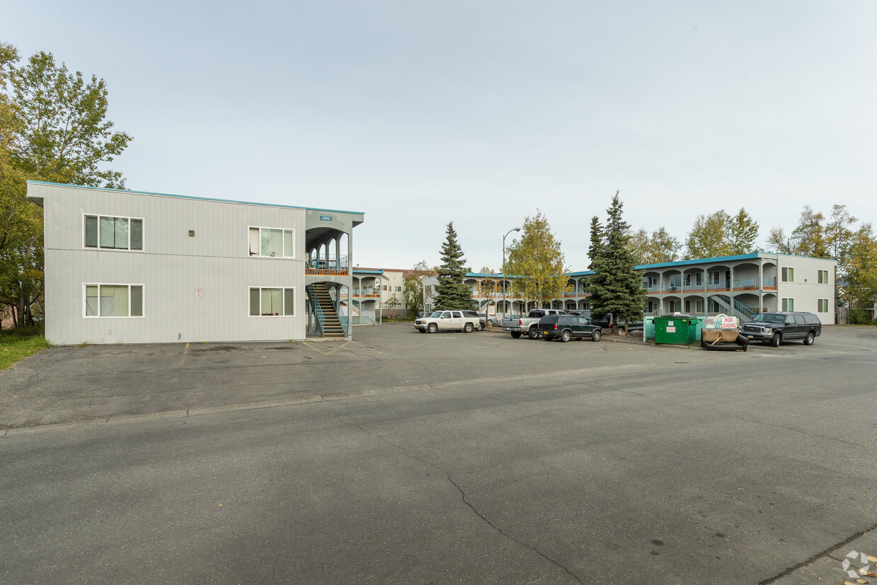 Building Photo - Colonial Plaza