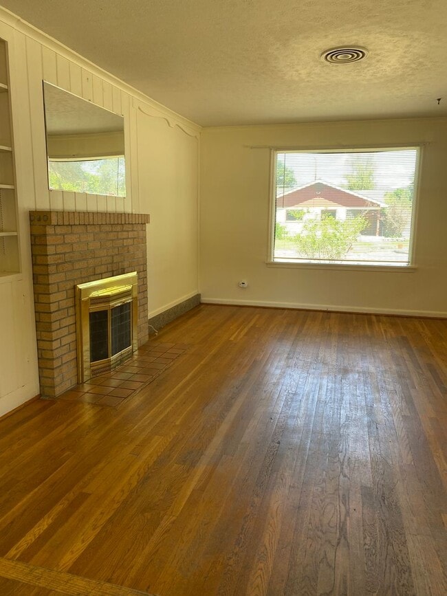 Building Photo - Classic university home with three bedroom...