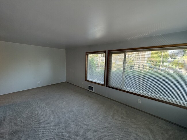 Building Photo - 1505 E Galer St