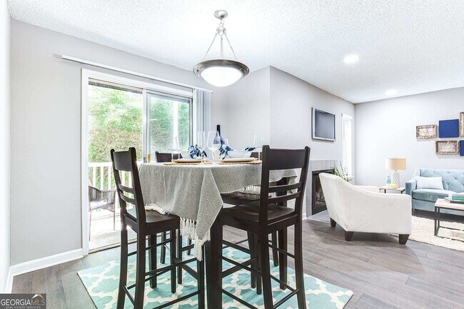Foto del edificio - 5151 Beverly Glen Ln NW