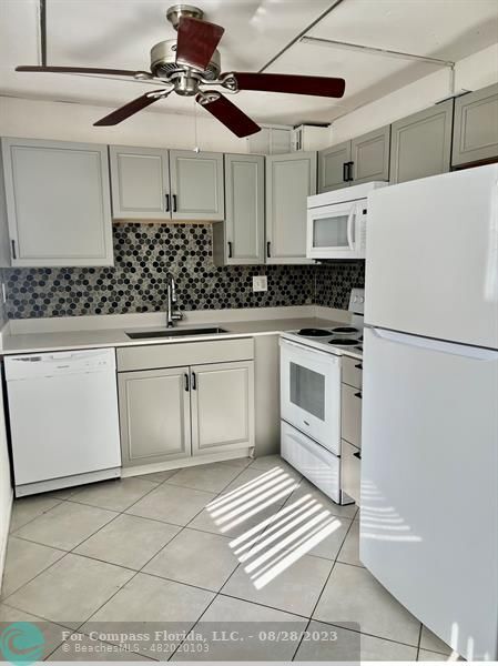Foto del edificio - 9920 NW 68th Pl