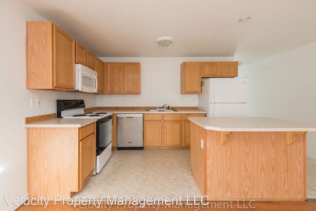 Building Photo - 2571 NW Cedar Ave