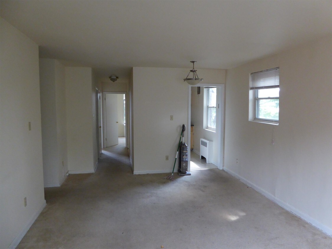 Building Photo - 306 Evarts St NE