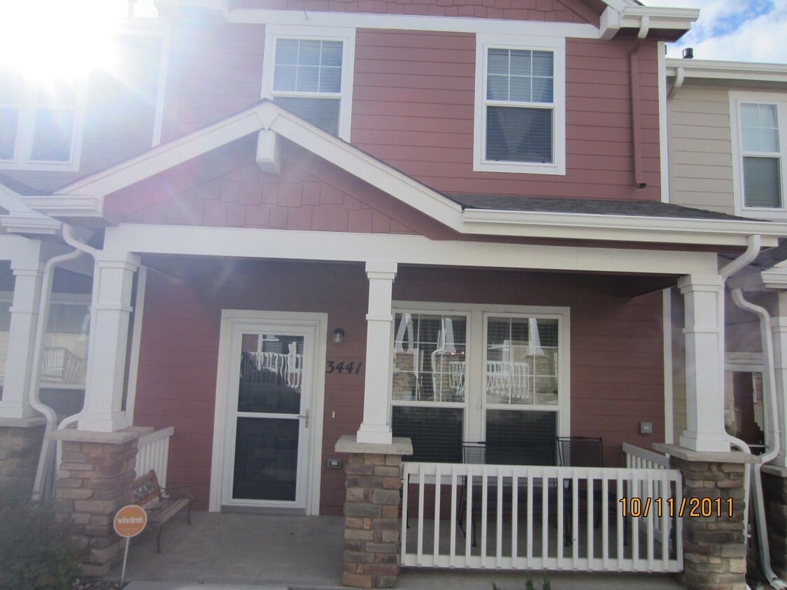 Foto principal - $1768 | 3BR/2.5BA | Beautiful townhome on ...