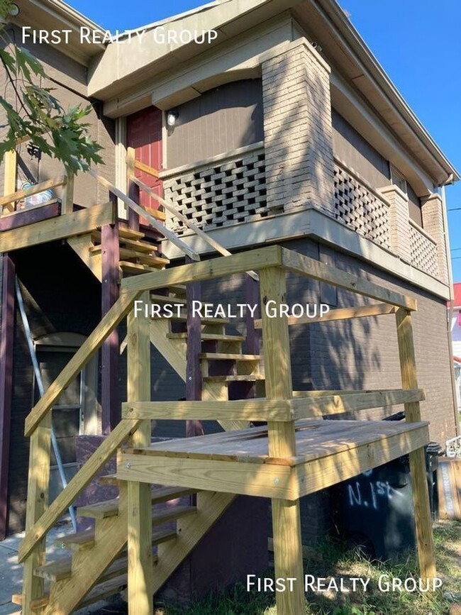 Building Photo - 1 Bedroom Upstairs Apartment, Move in Ready!