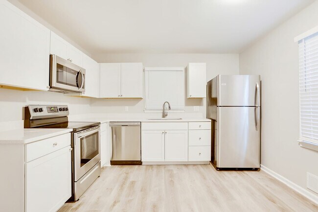 Building Photo - 1093 Lullwood Ct Ne