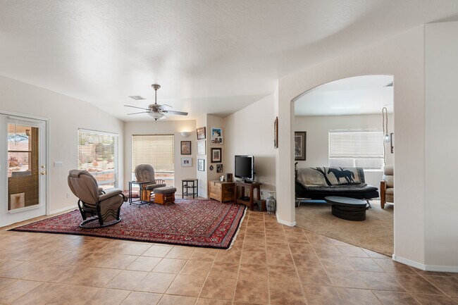 Área de la sala de estar - 5044 E Cedar Creek Dr