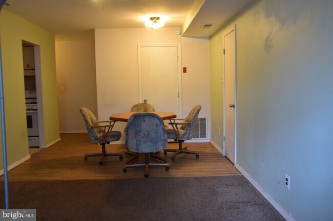 Foto del edificio - 463 College Dr E