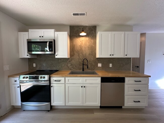 Foto del edificio - 8726 Millard Lee Ln