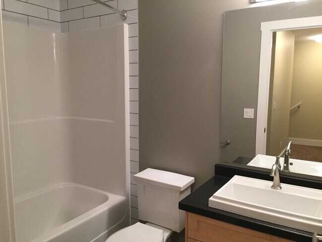 Photo du bâtiment - 8414-8485 85th Ave