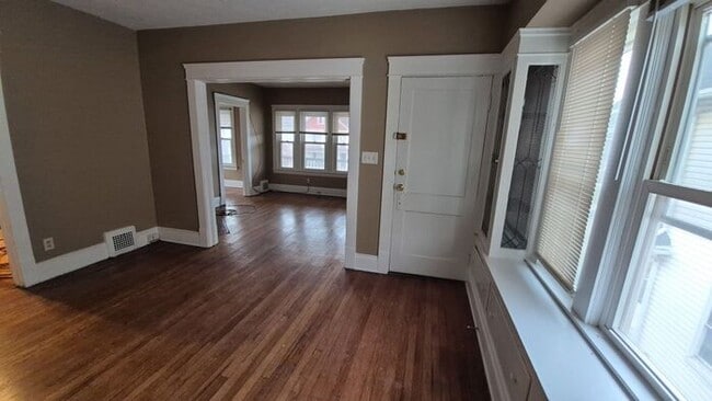 Building Photo - Charming 2 beds 1 baths in Newburg Heights!