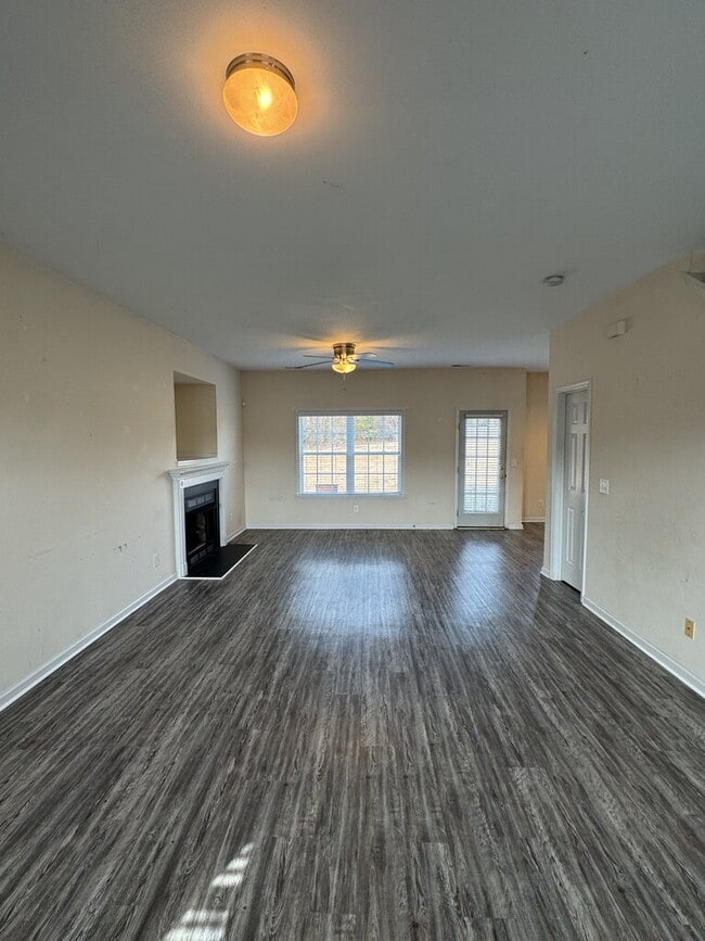 Building Photo - 200 Bonanza Dr