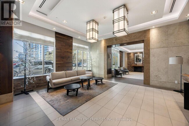 Photo du bâtiment - 1215 Bayly St