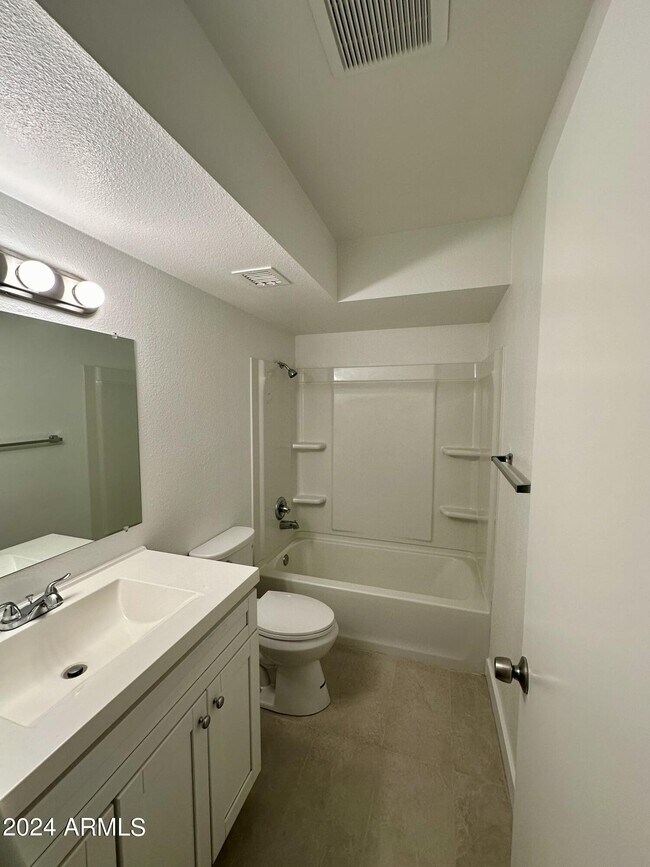 Building Photo - 4009 W Navajo Dr