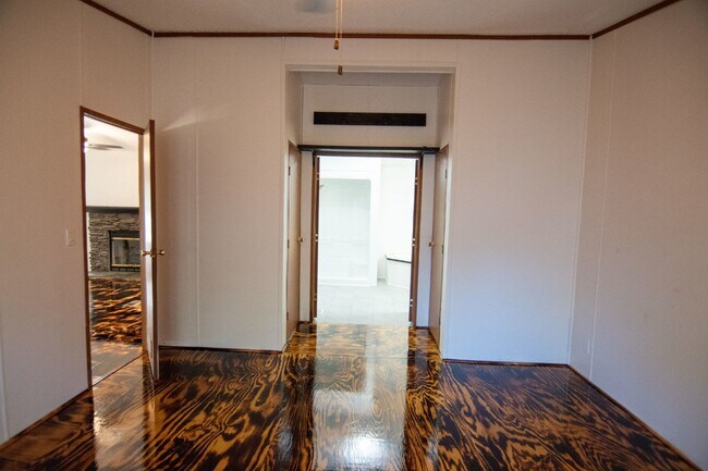 Building Photo - 4 Bedroom 2 Bath rural rental with Fiber t...