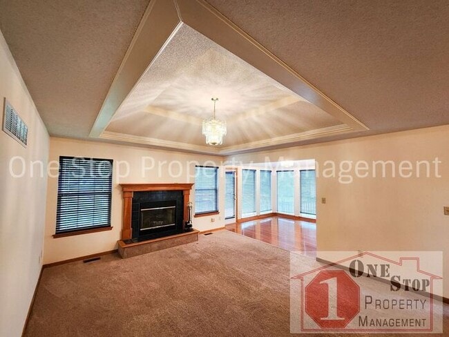 Building Photo - 3 Bedroom, 2 Full Bathrooms and oversized ...