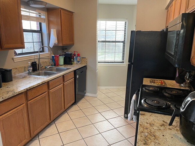 Foto del edificio - AUGUST PRE-LEASE!!!  Spacious 3 Bedroom 3 ...