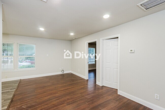 Building Photo - 3819 Pine St, Dallas, TX 75210