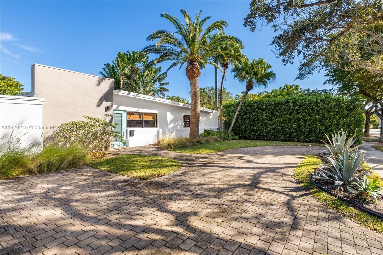 Foto principal - 1965 Alamanda Dr