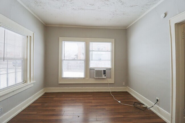 Building Photo - N Rosedale Ave Triplex