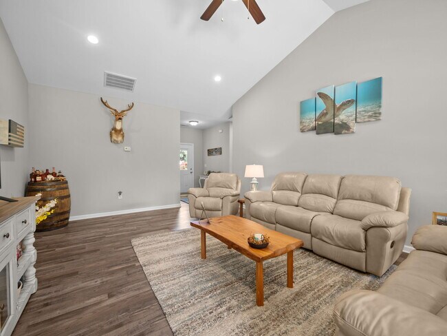 Foto del edificio - 512 Hazelwood Dr