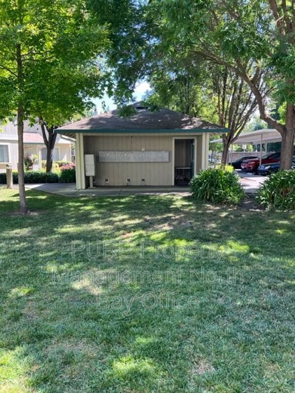 Foto del edificio - 2155 Meadowbrook Ct