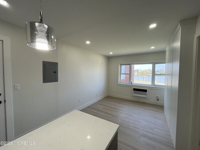 Building Photo - 1217 Ocean Ave N