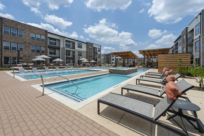 Building Photo - Lenox Grand West