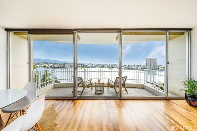 Foto del edificio - Two Bedroom Condo in Oakland Available Now!!