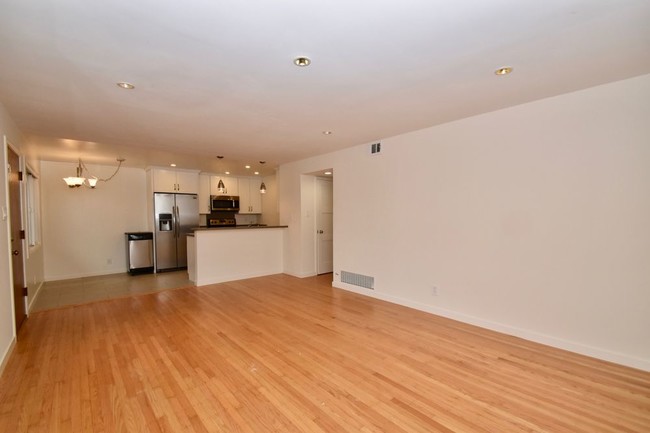 Building Photo - 33 Roque Moraes Ct