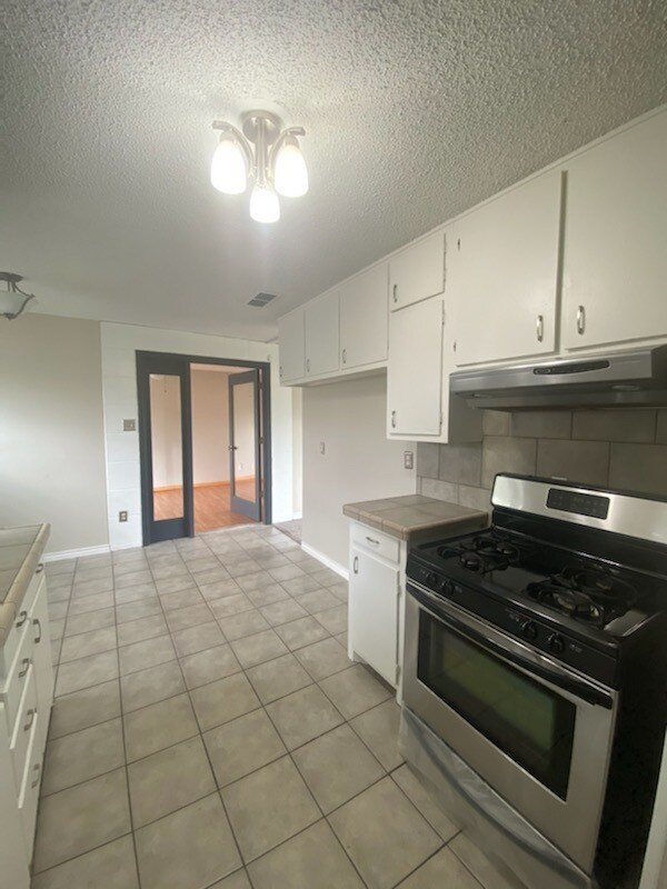 Foto del edificio - 3 bed 2 bath with large backyard!