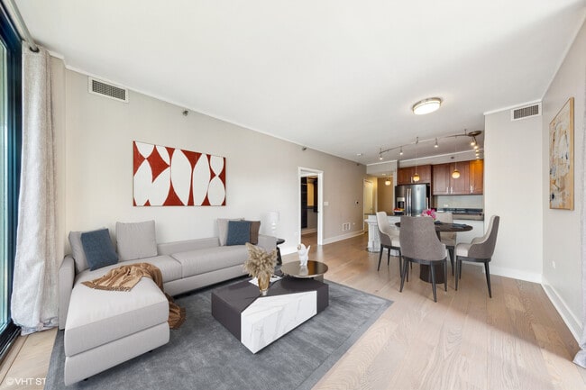 Building Photo - 744 N Clark St