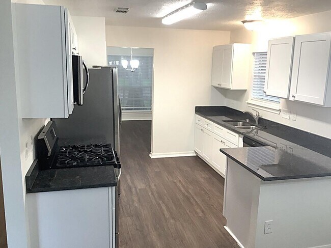 Foto del edificio - 28718 Sedgefield St