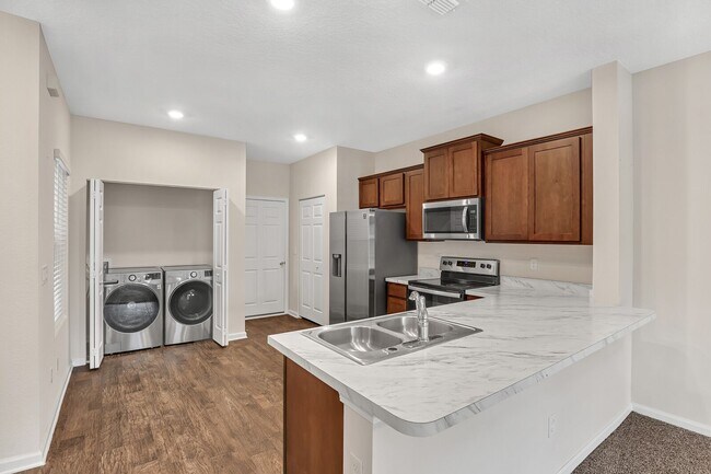 Building Photo - Beautiful 2 bedroom/ 2.5 bathroom townhome...
