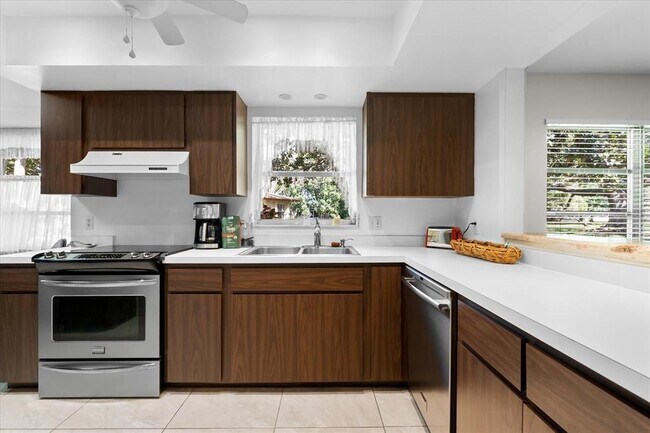 Foto del edificio - 2304 Lark Ln