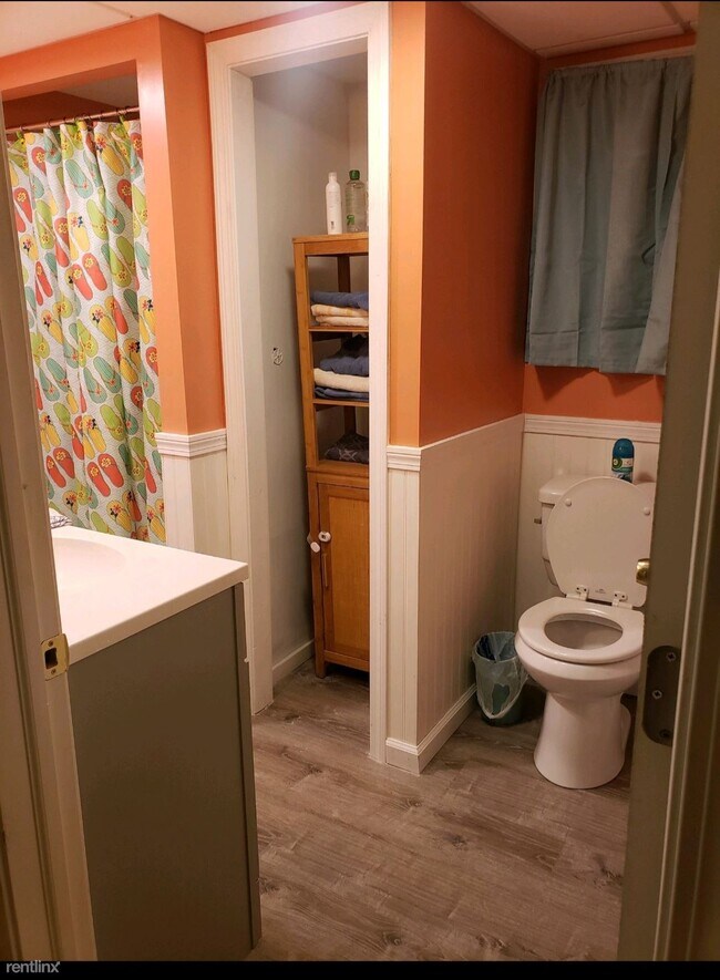Building Photo - 2 br, 1 bath Duplex - 71 Swan Ave  Cottage...