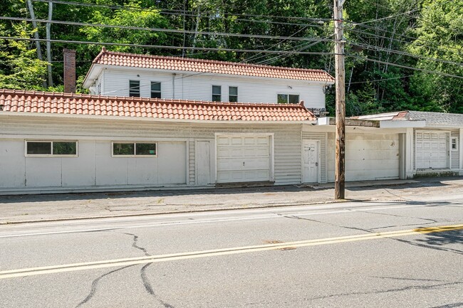 Building Photo - 1405 River St