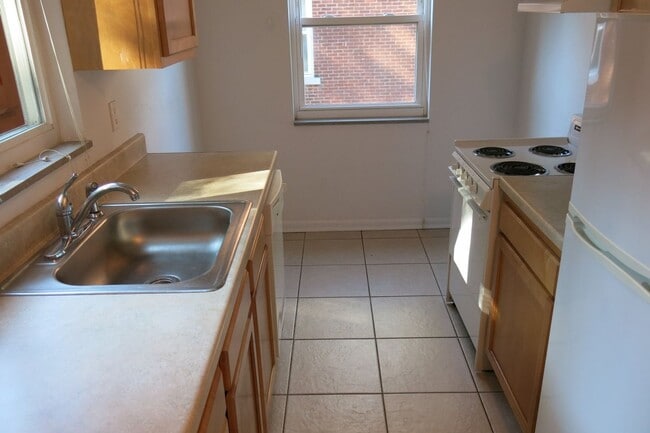 Foto del edificio - Available May 1, 2026.  Lease will End April 28, 2027