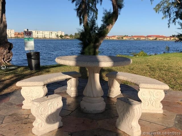 Foto del edificio - 10000 NW 80th Ct