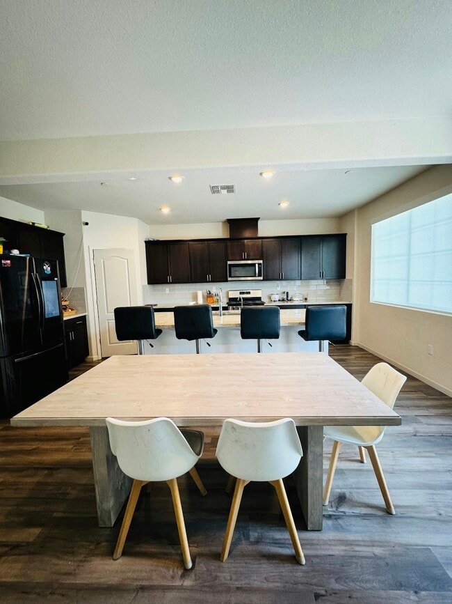 Foto del edificio - 3026 Kenwood Cir