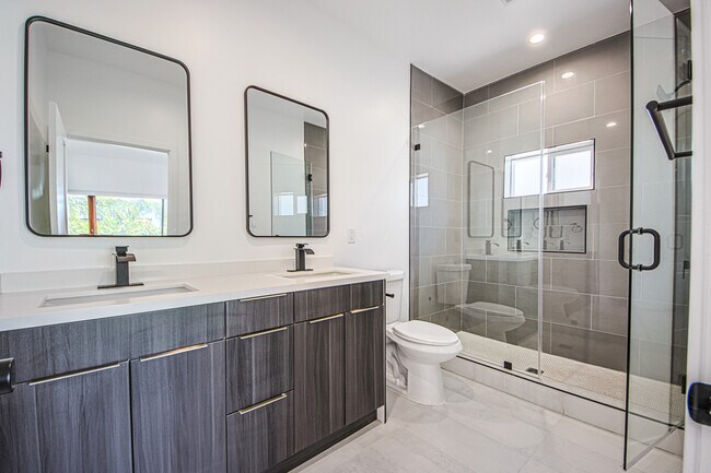 Building Photo - 5233 Satsuma Ave