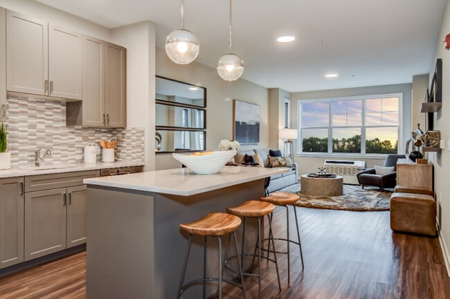 Building Photo - 975 Bonnel Ct