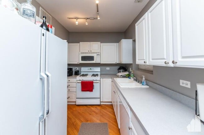Building Photo - 2 bedroom in Chicago IL 60657