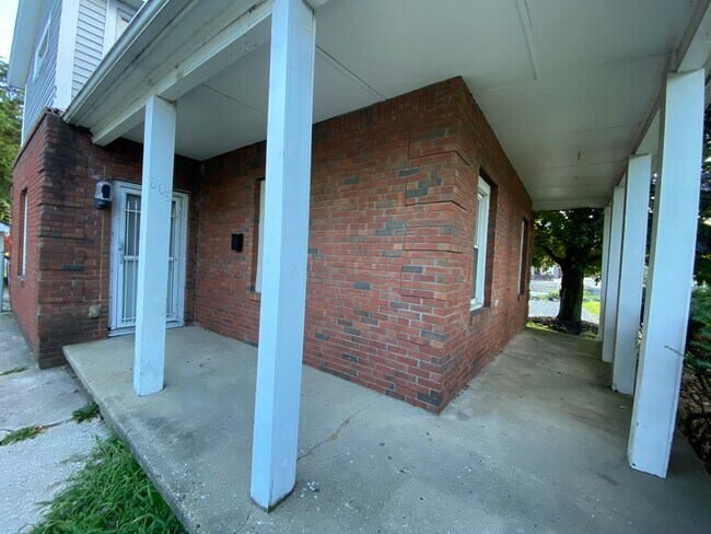 Building Photo - 809 Lincolnway W