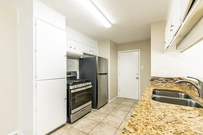 Building Photo - *FREE FIRST MONTH'S RENT* Three Bedroom Home in Quiet Neighborhood