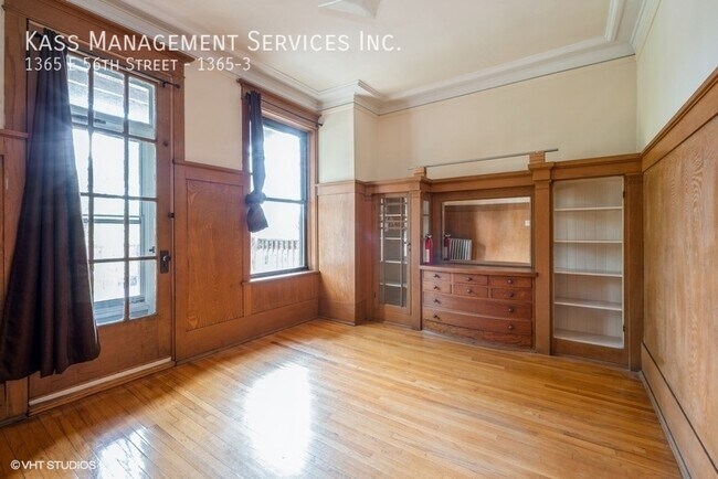 Building Photo - Huge 2br Hyde Park unit w/ heat, gas & wat...