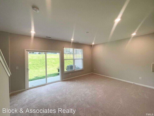 Building Photo - 4 br, 3.5 bath House - 1016 Manor Haven Dr