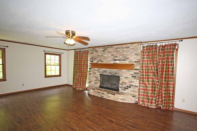 Building Photo - 2810 Roanoke Ln